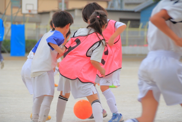 体が固まると、首も目も動きにくくなる